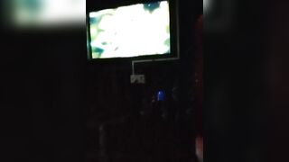 Dẫn Thg bạn Già đi KTV, Lút cán Djt nhân viên Rót Bia Loli Vú to lồn rậm