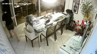 Hack cam: Bên tây tự do nhỉ, con bé nude trước mặt cả nhà luôn