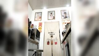 Gái dâm vừa bán nước vừa live sex thủ dâm phần 1