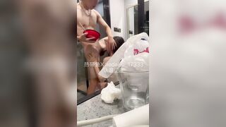 Chủ nhân vừa ăn cơm vừa cho chó cái bú cu ăn tinh
