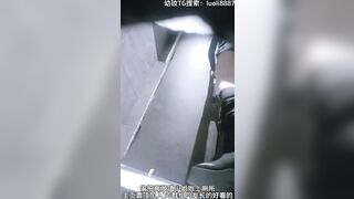 Đặt cam kín quay lén em teen cực xinh mông tròn đi đái trong nhà vệ sinh công cộng