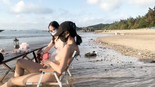 Hai em gái xinh khỏa thân cắm trại ngoài biển cho ngư dân nhìn