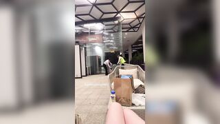 Đến Khách sạn, Ko mặc quần lót Ngồi ăn, Còn lén Banh lồn ko lông Nứng vcl