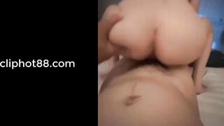 Địt nhau với gymer đến kiệt sức khi em quỳ doggy cong mông cao trên giường. Lồn múp c