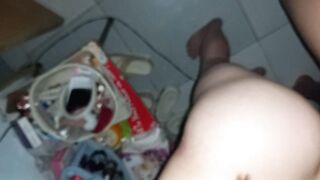 Bịt mắt doogy bé sinh viên trước gương