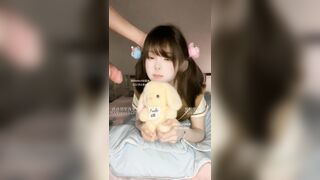 Em gái xinh nằm sẵn chờ người yêu mang cu tới đụ