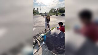 Độc lạ China, Mặc Đồ Xuyên thấu Mua Dưa chuột, Nhét thử vào Lồn Trước mặt Chủ hàng
