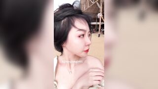 Gái xinh Loli mình dây Đi biển, Lén show vú Hồng hào nơi đông người public