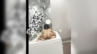 Bạn thân rủ vào tắm chung