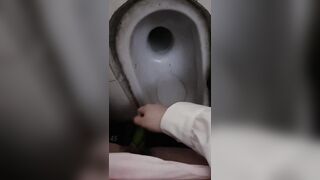 Em HS cấp 3, Mang dưa chuột đi học vào WC Lút cán Lồn rậm lông thủ dâm rên rỉ