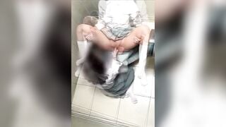 Les: 2 em học sinh bú lồn, móc lồn trong nvs