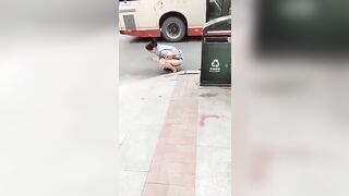 Quay lén, MBBG Đái bậy giữa đường nhiều xe cộ