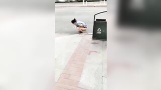 Quay lén, MBBG Đái bậy giữa đường nhiều xe cộ