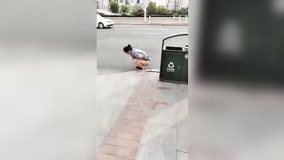Quay lén, MBBG Đái bậy giữa đường nhiều xe cộ