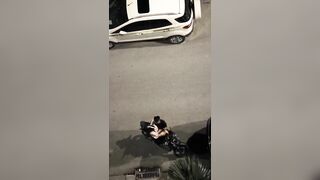 Quay lén 2 e học sinh mây mưa trên xe máy ngay giữa đường