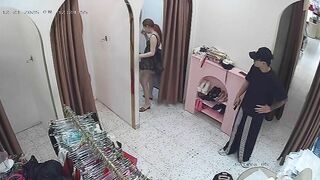 tiệm quần áo mà các em thay đồ như này khác gì rửa mắt