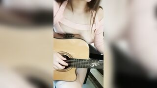 bé sinh viên thanh nhạc đánh đàn hay em khoe vú vậy