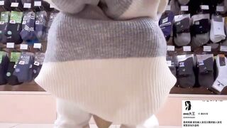 Gái xinh Vú to Vào TTTM, Ngồi xổm lộ Lồn Rậm Lông Ko mặc quần lót Live Sex