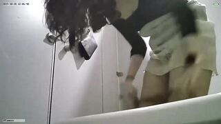 cammara quay lén WC công cộng toàn các em xinh tươi - phần 2