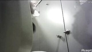 cammara quay lén WC công cộng toàn các em xinh tươi - phần 13