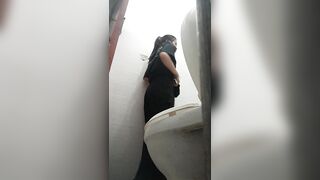 cammara quay lén WC công cộng toàn các em xinh tươi - phần 23