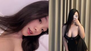 Móc lồn múp chậm rãi rồi mút ngón tay ướt át đầy khiêu dâm. Em thở dốc nhưng vẫn thấy