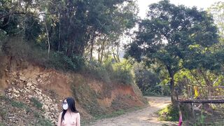 Gái xinh khoả thân đi dạo ngoài trời và gặp bác nông dân may mắn