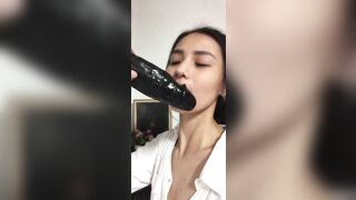 Em teen khoái liếm láp con cu giả to dài