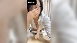 Cô nhân viên ngân hàng nứng lồn trong giờ làm