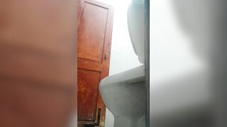 cammara quay lén WC công cộng toàn các em xinh tươi - phần 26
