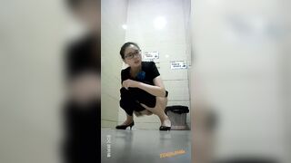 cammara quay lén WC công cộng toàn các em xinh tươi - phần 27