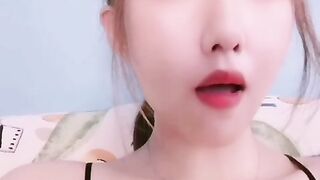 Em teen tự liếm vú thoả mãn lồn dâm dục