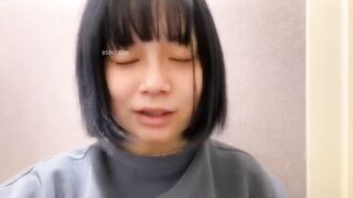Cô gái Nhật Bản dễ thương cởi hết quần áo và tự vuốt ve cơ thể để bạn thưởng thức