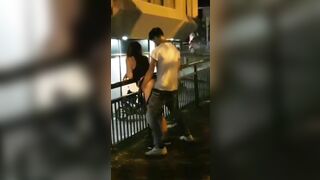 Cặp đôi nứng quá vạch quần ra địt nhau luôn ngoài đường