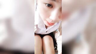 2 em học sinh lớp 12 vạch sì líp khoe mép lồn trong giờ học.