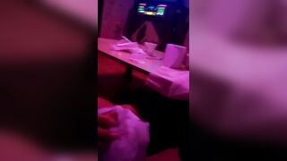 Làm tình với em nhân viên quán hát