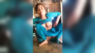 Em vú to ấn độ thủ dâm bằng đèn pin