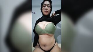 Cô giáo trẻ vú khủng lồn múp thủ dâm cho mấy học trò xem dâm đãng