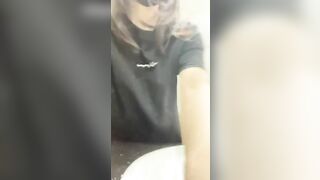 HS Love12 khoe bướm tại Nhà vệ sinh của trường học
