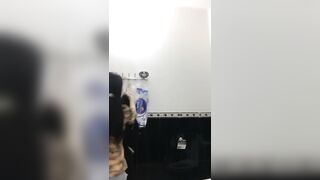 E teen đi tắm cũng không quên quay lại cho ny xem