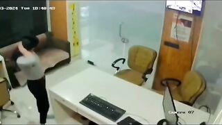 Muốn thăng chức sớm ở công ty chị gái lén chồng cho thằng sếp già đụ tại công ty.