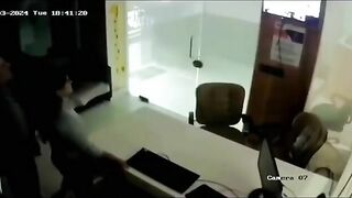 Muốn thăng chức sớm ở công ty chị gái lén chồng cho thằng sếp già đụ tại công ty.
