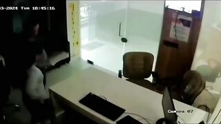 Muốn thăng chức sớm ở công ty chị gái lén chồng cho thằng sếp già đụ tại công ty.