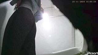 Quay lén wc ở công ty 6