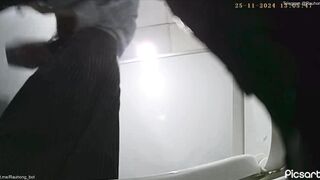 Quay lén wc ở công ty 6