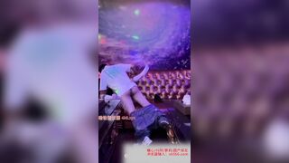 Bắt bé rau non học sinh ngoan bú cu từ ngoài đường vào đến quán hát r đè ra đụ