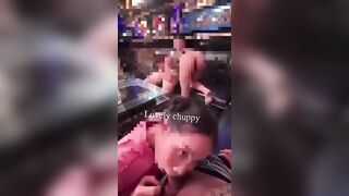 Đi hát karaoke mà gặp mấy e nhân viên nhiệt tình quá,chưa gì đã tụt quần a ra bú rồi