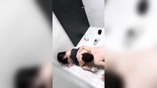 Quay trộm được cặp đôi phang nhau trong NVS quán hát