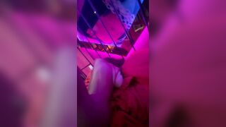 Dưới ánh đèn mờ chỉ có anh và em