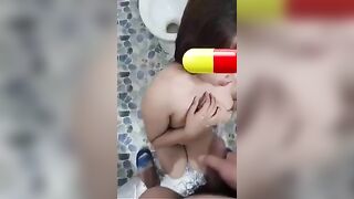 Anh trai đái vào mặt con em họ vì tội cãi lại k nấu cơm